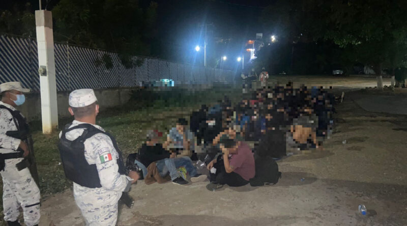 Rescatan INM, GN y FGR a 198 migrantes irregulares en dos autobuses turísticos