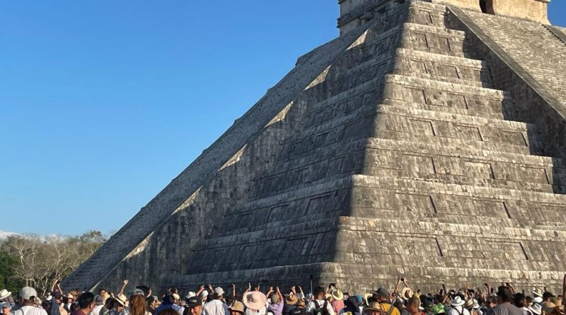Turistas disfrutan ceremonia de Equinoccio de Primavera en Chichén Itzá