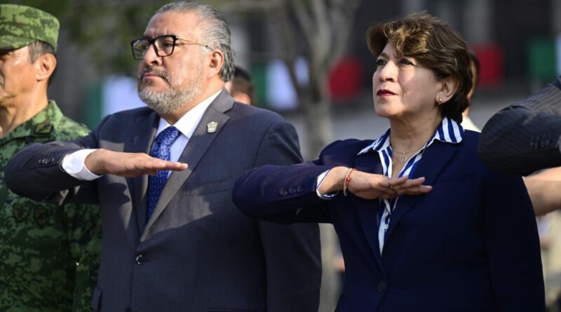 Encabeza Delfina Gómez ceremonia de izamiento de bandera nacional en Plaza de los Mártires