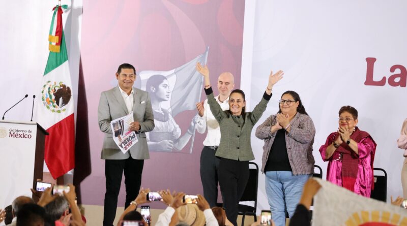 Claudia Sheinbaum es recibida por más de 35 mil poblanos en su Informe Regional