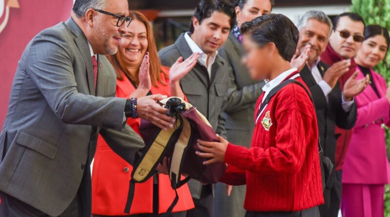 ¡Gobierno de territorio! Integrantes del Gabinete del EdoMéx entregan útiles escolares en los 125 municipios