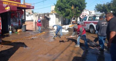 Atiende Gobierno del EdoMéx fuga de agua potable en Atizapán; apoya a familias y realiza limpieza
