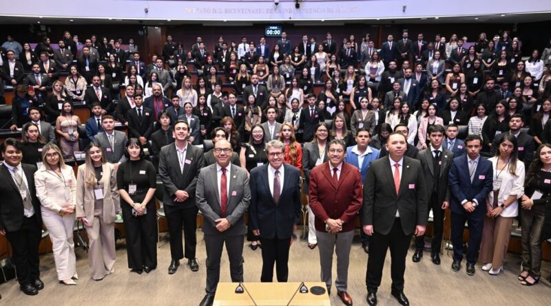 Inaugura diputado Ricardo Monreal el Modelo Parlamentario Universitario de la Universidad Autónoma de Zacatecas