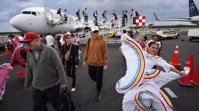 Nuevo vuelo directo desde Canadá impulsa la conectividad aérea y turismo en Cozumel: Mara Lezama