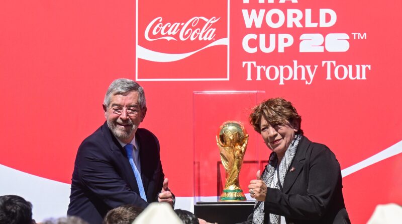 Recibe Gobernadora Delfina Gómez en el AIFA Trofeo Original de la Copa Mundial de Futbol 2026; desde EdoMéx arranca su recorrido por México