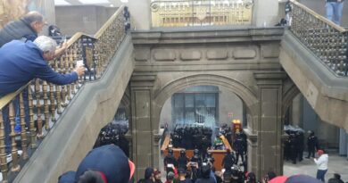 Marchan 120 mil mujeres en CDMX por 8M; detienen a 8 sujetos ajenos a la movilización por vandalismo