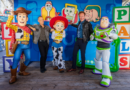 Tom Hanks y Conan O’Brien celebran el regreso de “Toy Story 5” en una visita sorpresa a Disneyland Resort