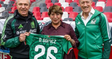 Delfina Gómez visita a la Selección Nacional de Futbol en el Nemesio Diez y le desea éxito en último partido de preparación ante Serbia