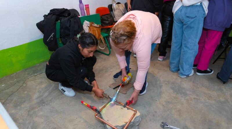 Mujer mexiquense, ¿te interesa aprender sobre plomería? El Gobierno del EdoMéx te brinda capacitación y herramientas gratuitas