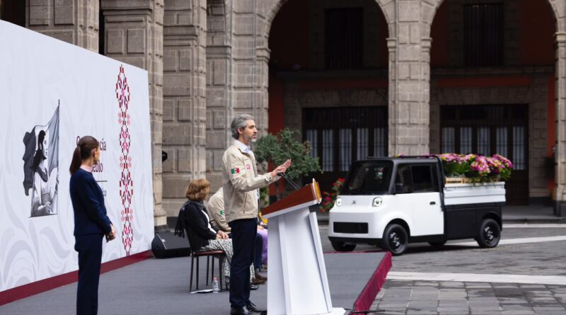 Claudia Sheinbaum presenta el minivehículo Olinia Carga; convocatoria para producción, en septiembre