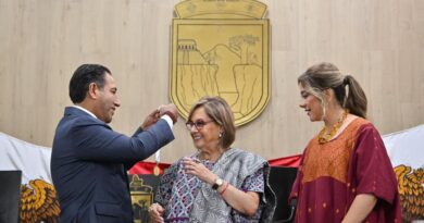 Gobernador Eduardo Ramírez Aguilar impone medalla “Rosario Castellanos” a Malú Mícher