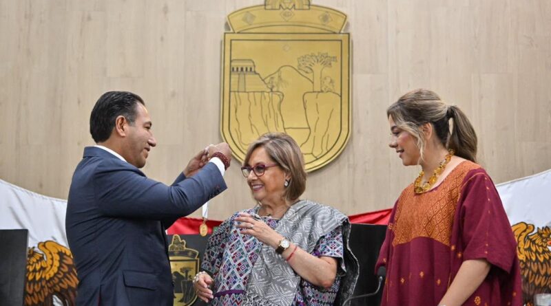 Gobernador Eduardo Ramírez Aguilar impone medalla “Rosario Castellanos” a Malú Mícher